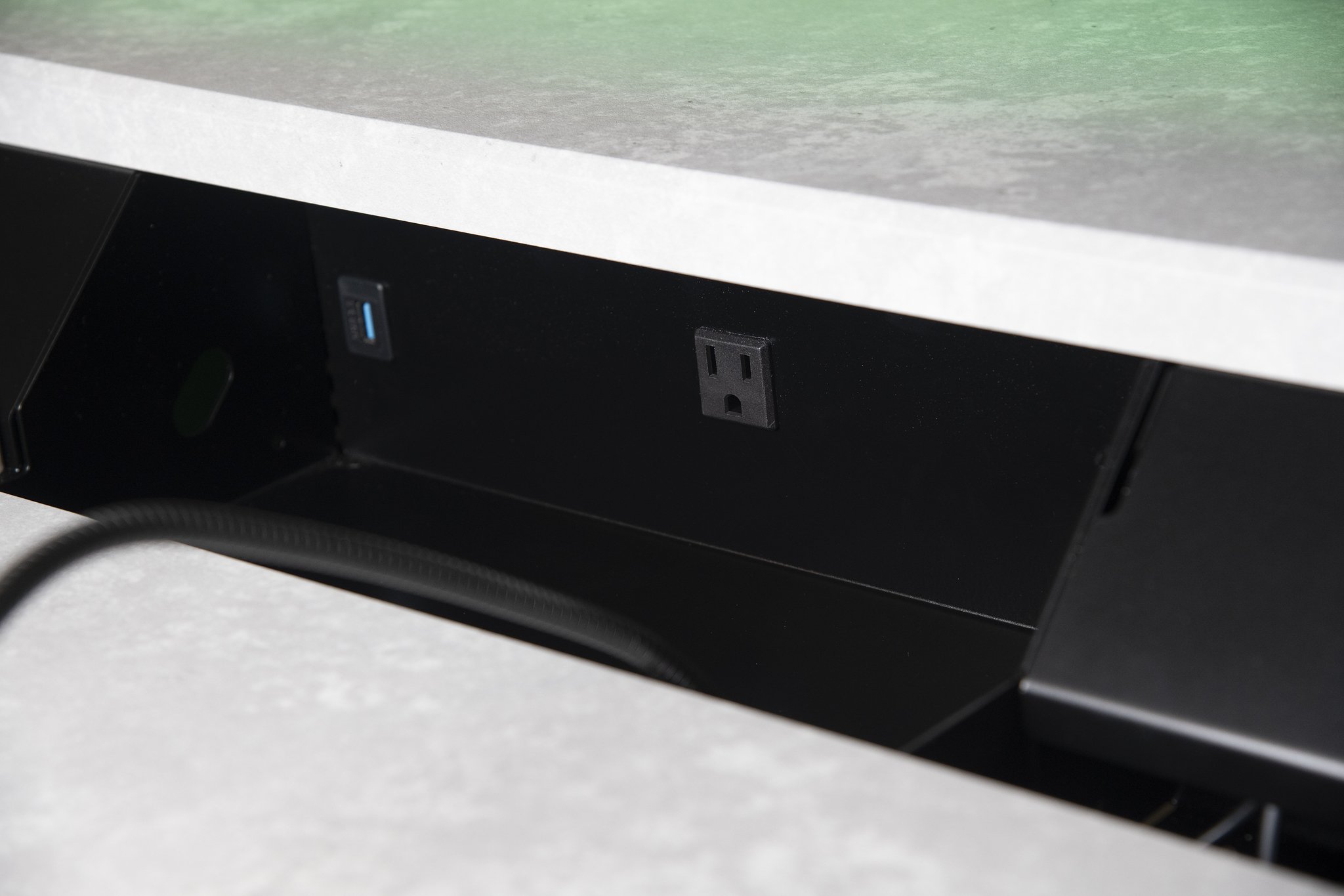 Falcon-Charging Shelf-Close Up